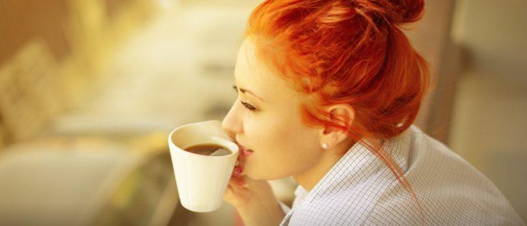 Девушка пьет кофе