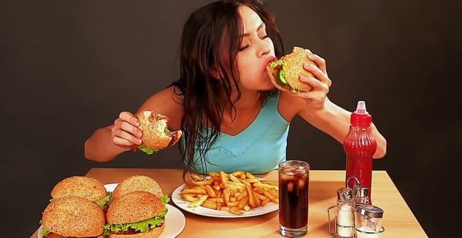 Девушка ест вредную пищу
